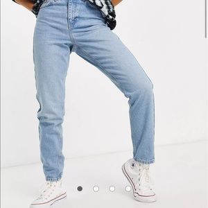 NWT Topshop Mom Jeans in Bleach (W26L30)